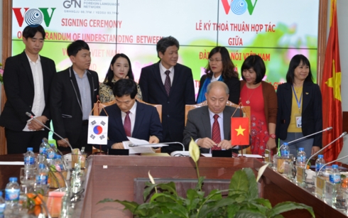Đài Tiếng nói Việt Nam ký thỏa thuận hợp tác với Đài phát thanh GNF của Hàn Quốc (Thời sự đêm 17/12/2018)
